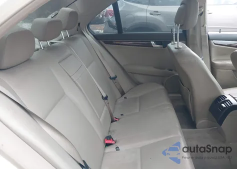 2010 Mercedes-Benz C 300 Sport 4Matic z USA, uszkodzony, nr VIN WDDGF8BB8AF394121